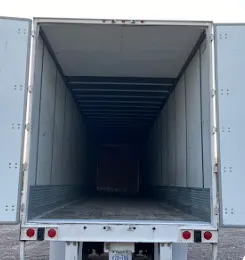 Caja seca con puertas traseras abiertas