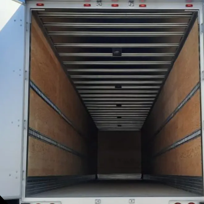 Interior de caja seca con paredes de madera